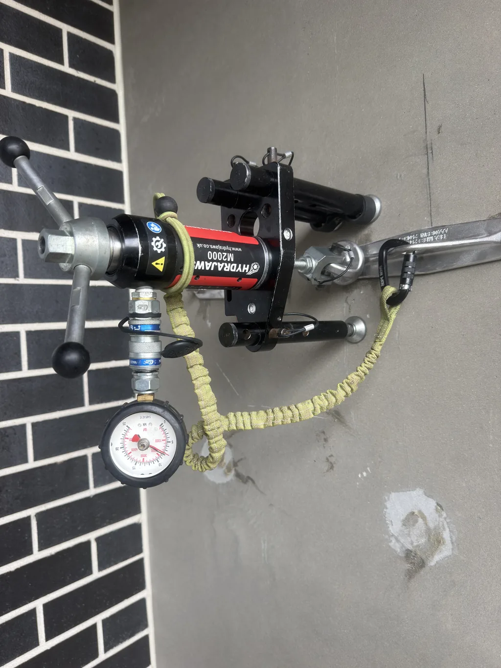 Hydraulic pull-out tester testing a facade anchor