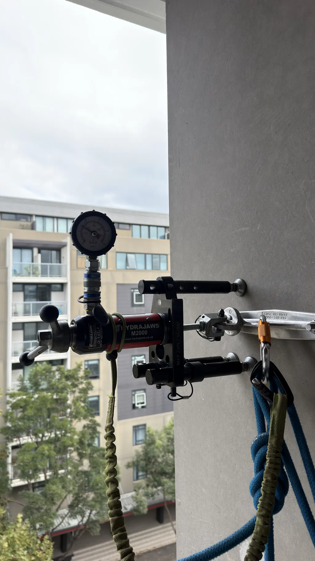 Load test of an anchor on a facade