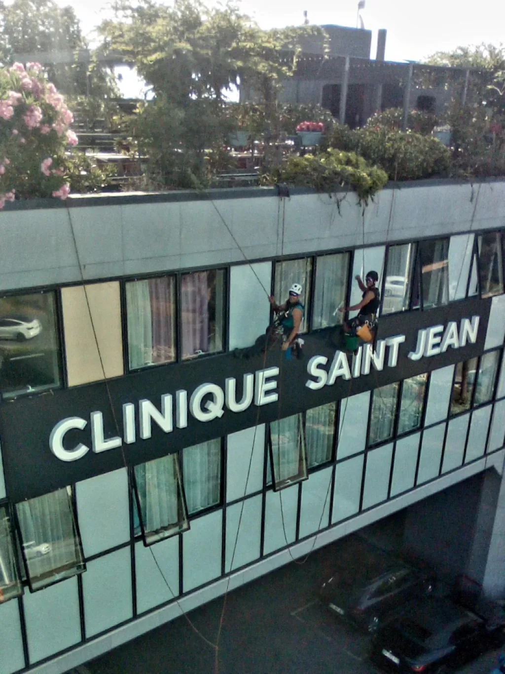 Rope access technicians on the facade of the Clinique Saint-Jean