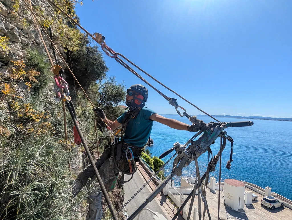 Drilling and installation of rockfall nets, Cap de Nice