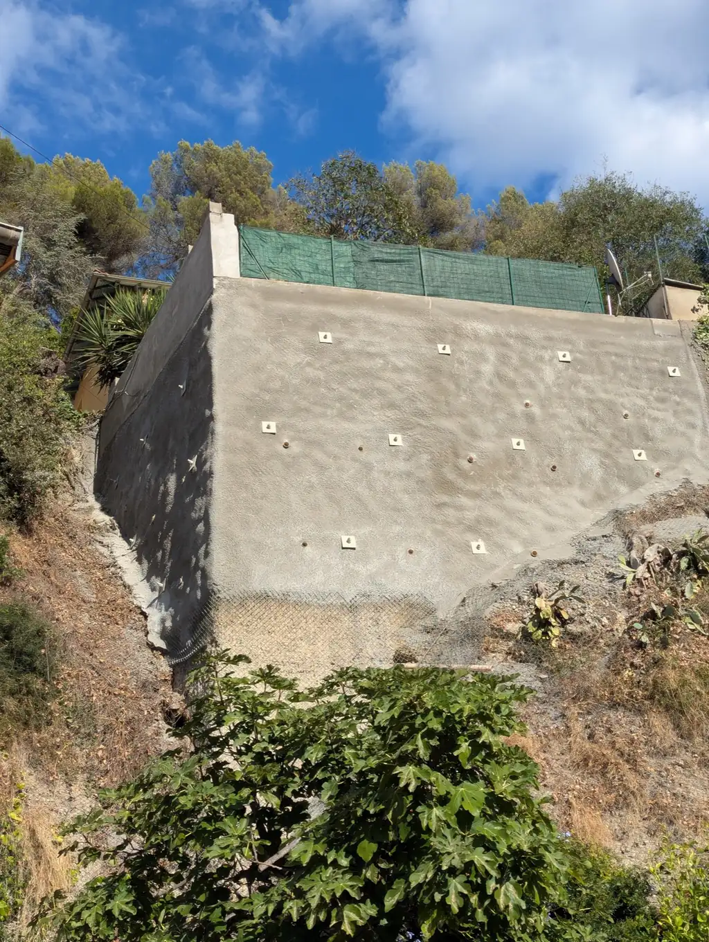 Shotcrete wall reinforced with anchors