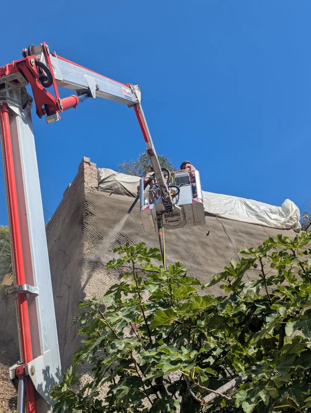 Wall reinforcement: drilling, net and shotcrete from an aerial work platform