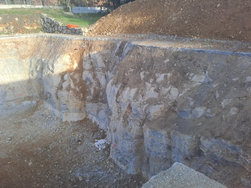 Rocky embankment cleared before stabilisation