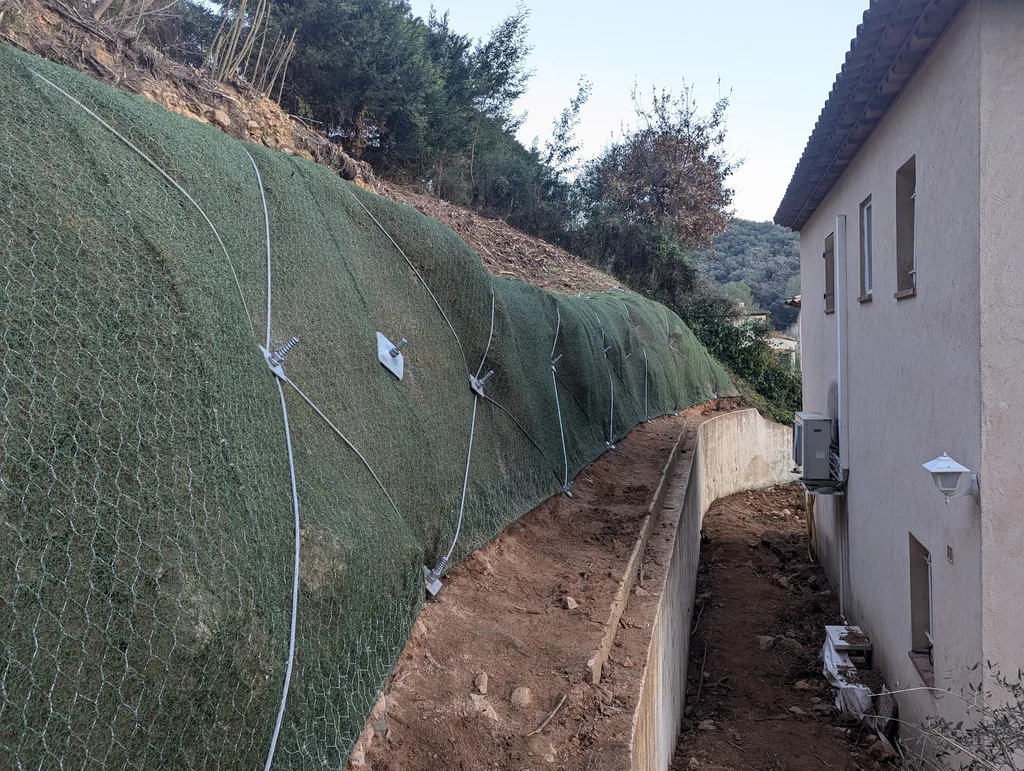Stabilising a collapsing embankment, Cannes