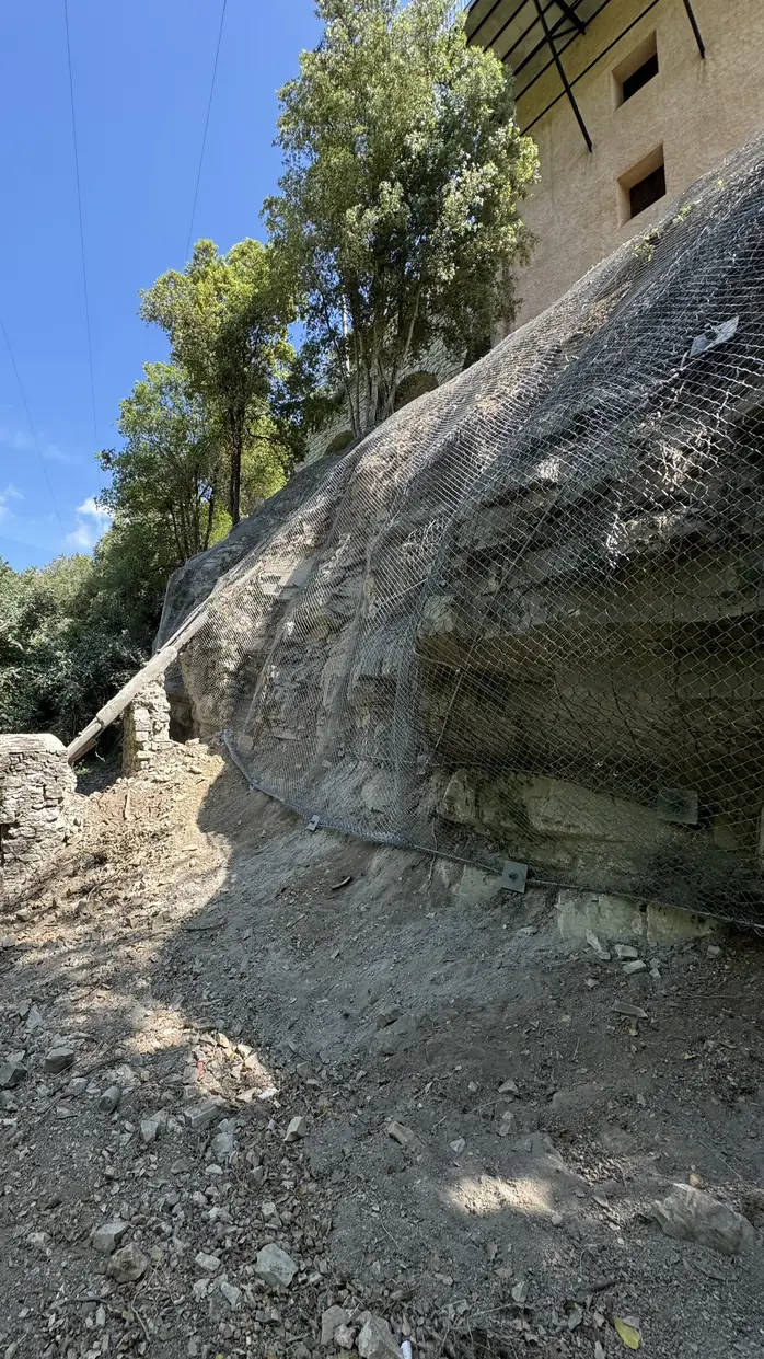 Meshed embankment at the foot of a building