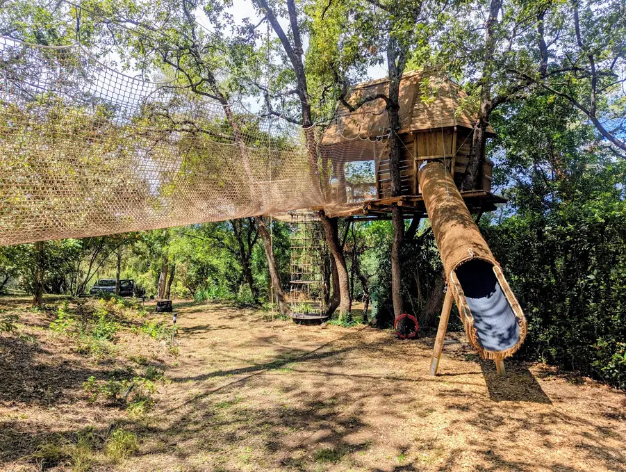 Treehouse with a zip line, Valbonne