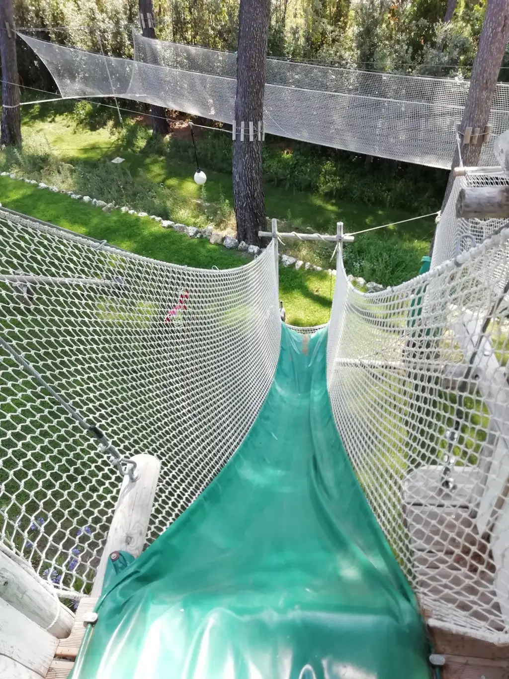Slide between two suspended nets
